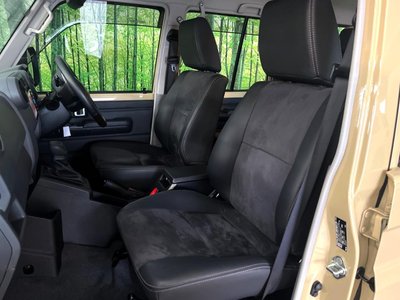 TOYOTA LAND CRUISER 70 - 9
