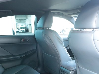 2024 Lexus IS thumbnail 40