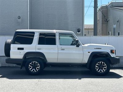 TOYOTA LAND CRUISER 70 - 6