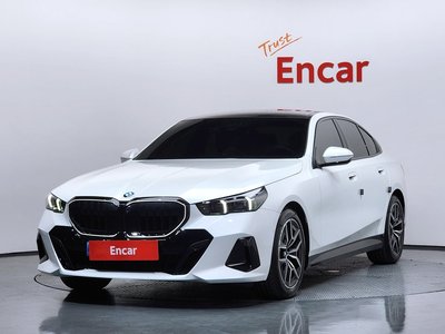 2025 BMW 5 SERIES photo 1