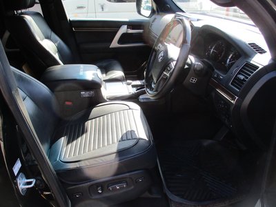 TOYOTA LAND CRUISER 200 - 9