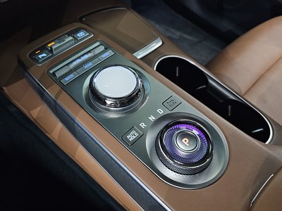 صورة 9 لـ 2023 Genesis GV70