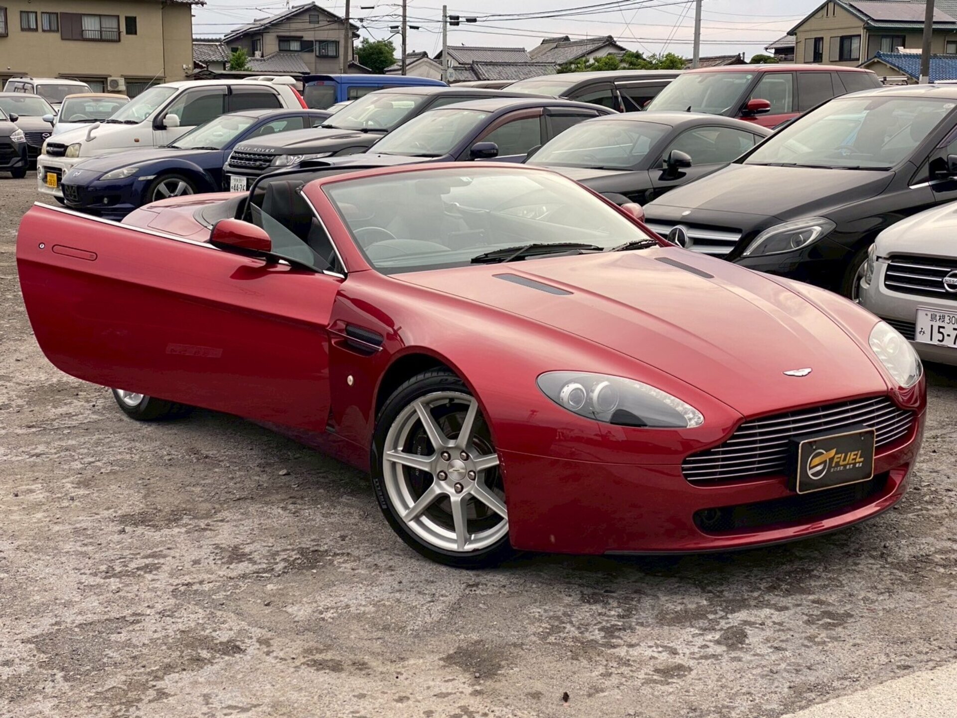 ASTON MARTIN V8 VANTAGE ROADSTER - View 1