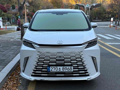 LEXUS LM - 4