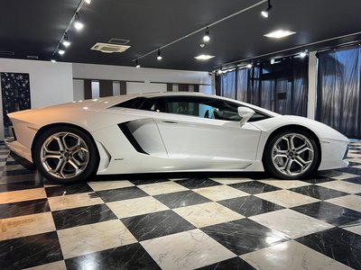 LAMBORGHINI AVENTADOR - 4