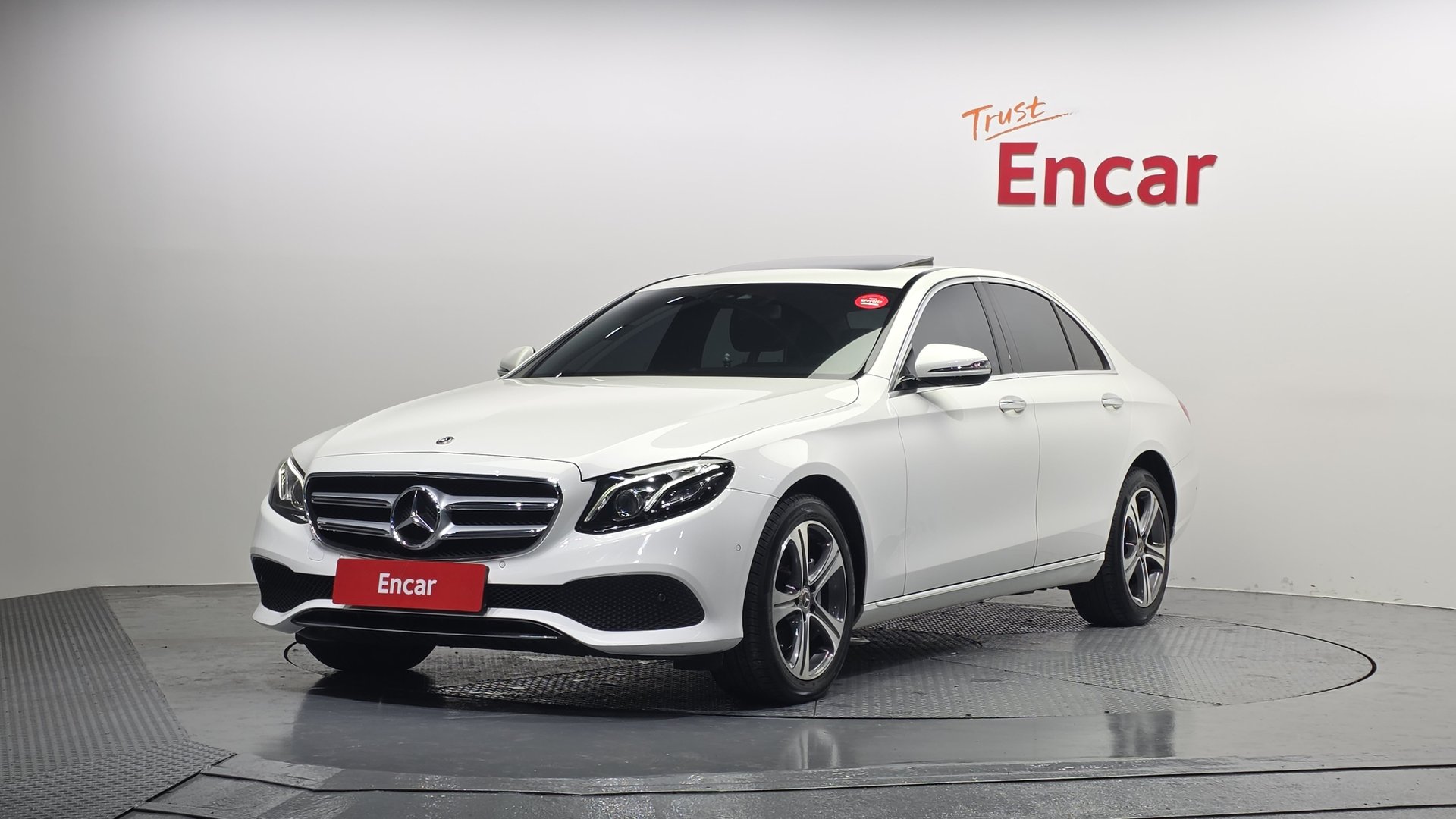 MERCEDES-BENZ E-CLASS - View 1