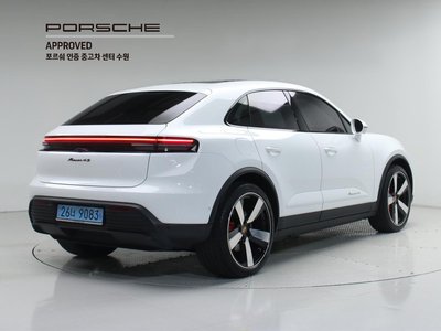 PORSCHE MACAN - 4