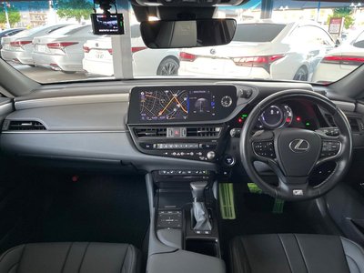 صورة 2 لـ 2022 Lexus ES