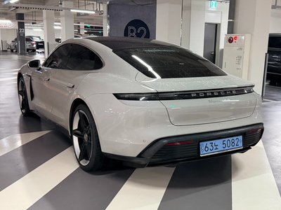 2021 Porsche TAYCAN photo 7