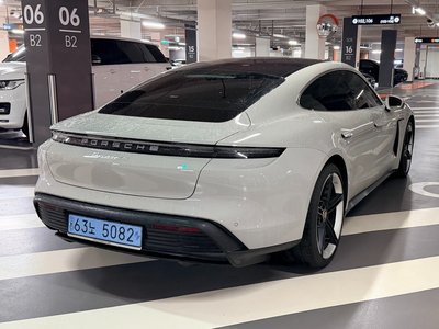 2021 Porsche TAYCAN photo 3