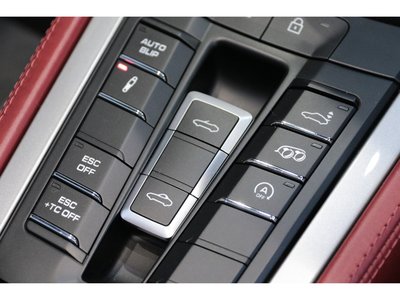 2020 Porsche 718 SPYDER thumbnail 32