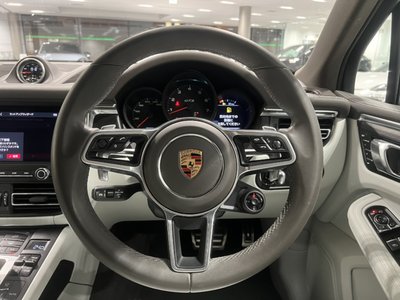 PORSCHE MACAN - 10