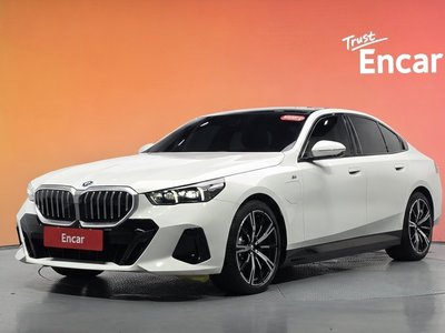2025 BMW 5 SERIES — фото 1