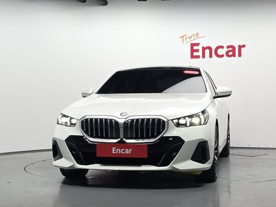 2025 BMW 5 SERIES — фото 2