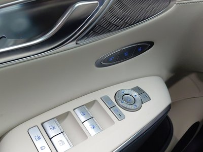 2023 Genesis GV70 — миниатюра 18