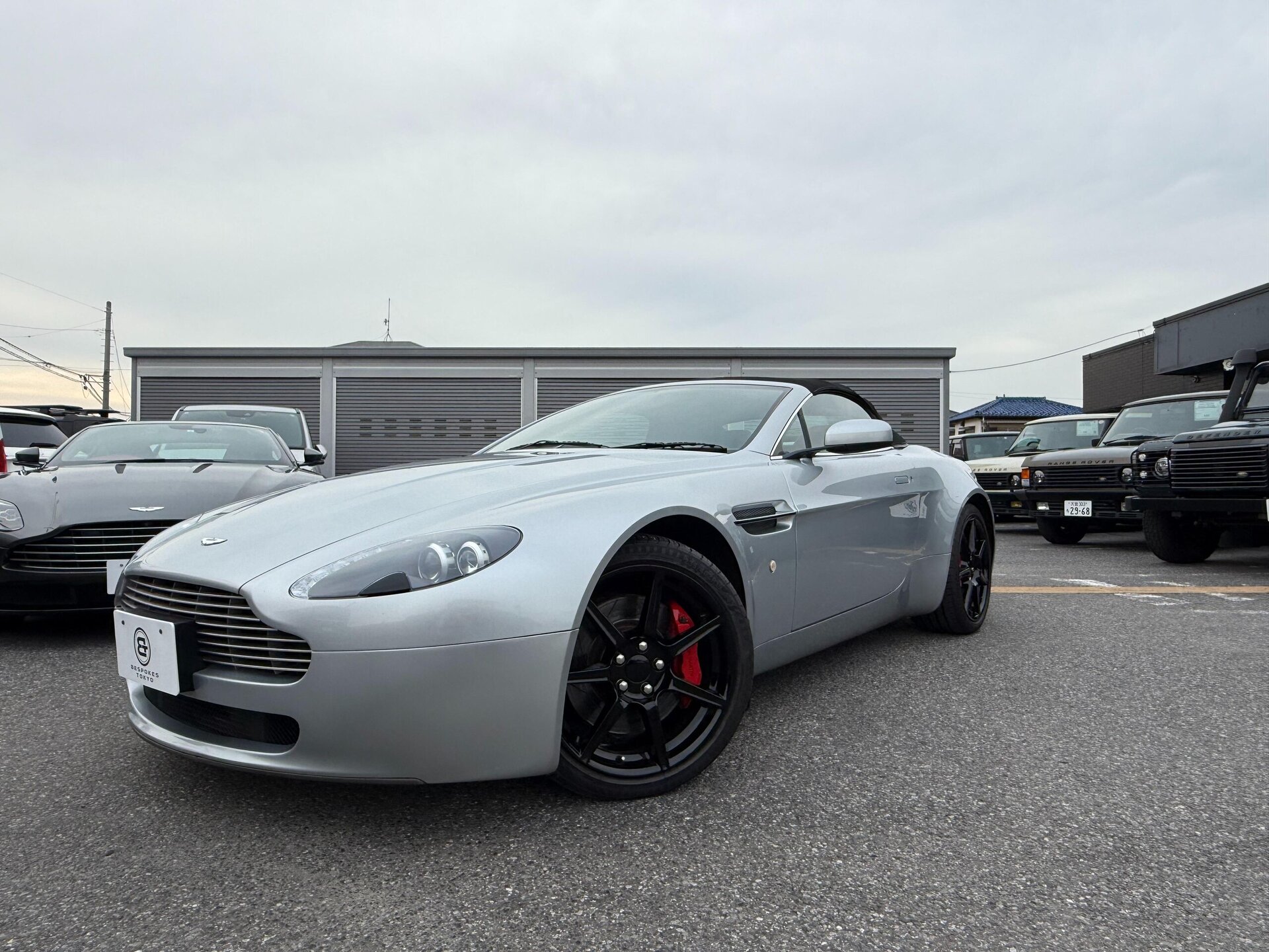 ASTON MARTIN V8 VANTAGE ROADSTER - View 1