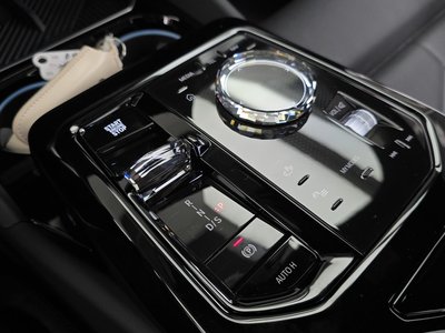 2025 BMW 5 SERIES — фото 9