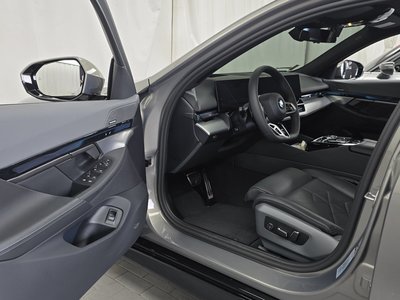 2025 BMW 5 SERIES — фото 10