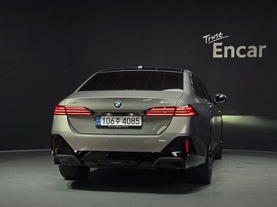 2025 BMW 5 SERIES — фото 3