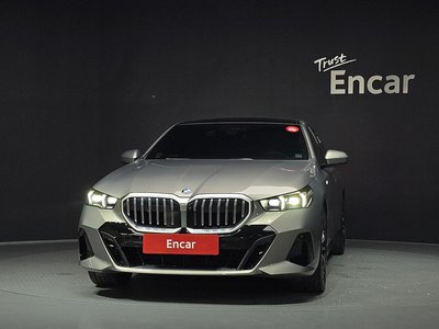 2025 BMW 5 SERIES — фото 2