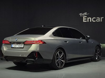 2025 BMW 5 SERIES — фото 4
