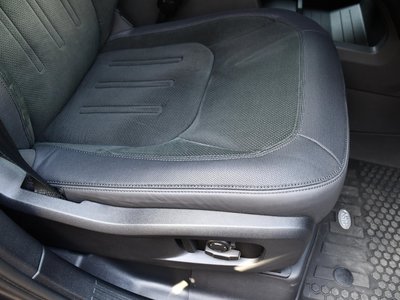 LAND ROVER DEFENDER - 8