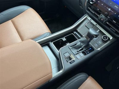 صورة 10 لـ 2025 Lexus GX
