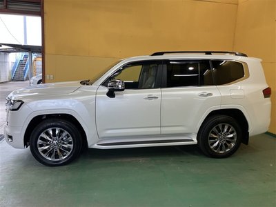 2024 Toyota LAND CRUISER 300 photo 3