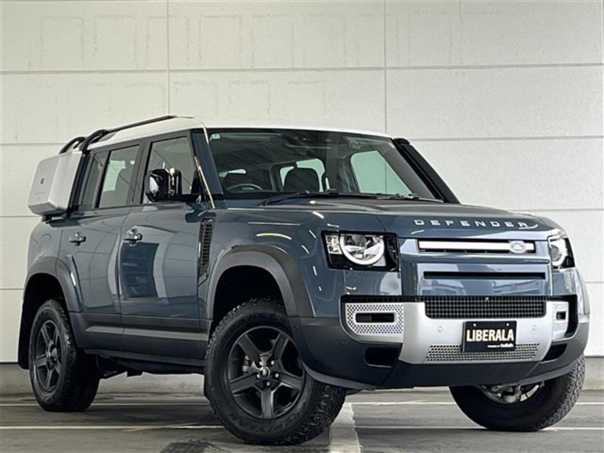 LAND ROVER DEFENDER - View 1