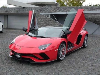 LAMBORGHINI AVENTADOR - 1