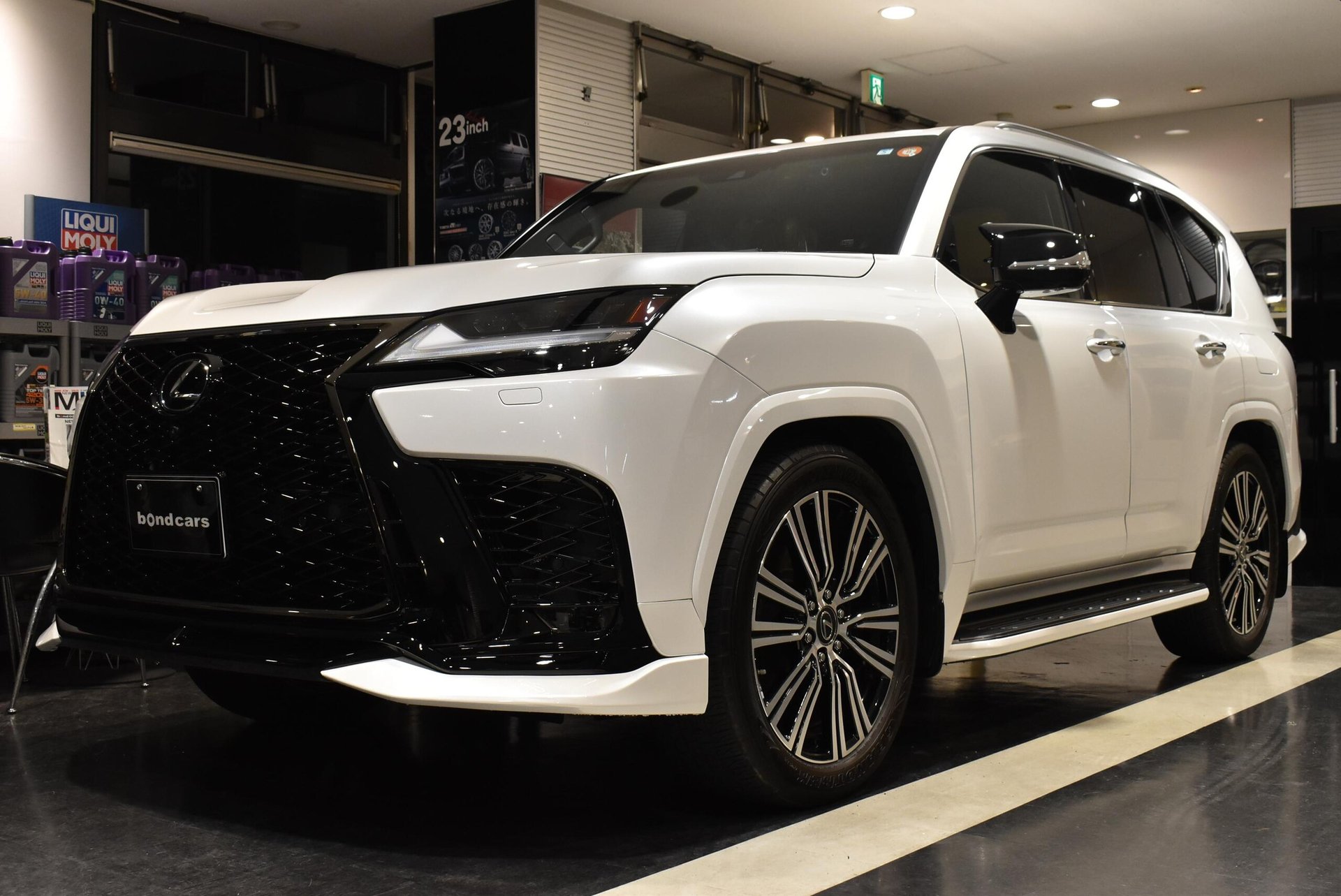 LEXUS LX - View 1