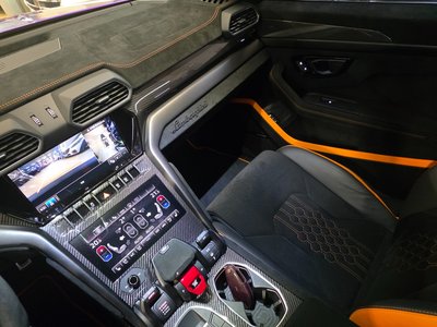 LAMBORGHINI URUS - 10