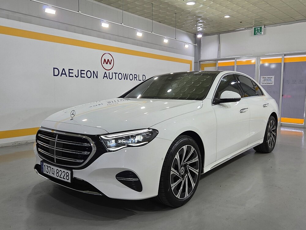 MERCEDES-BENZ E-CLASS - View 1