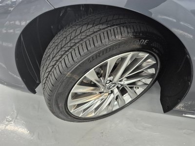 2025 Lexus ES — миниатюра 17