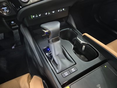 صورة 10 لـ 2025 Lexus ES