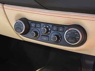 صورة مصغرة 34 لـ 2016 Ferrari 488 SPIDER