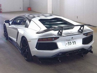 LAMBORGHINI AVENTADOR - 1