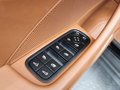 2023 Porsche PANAMERA thumbnail 37
