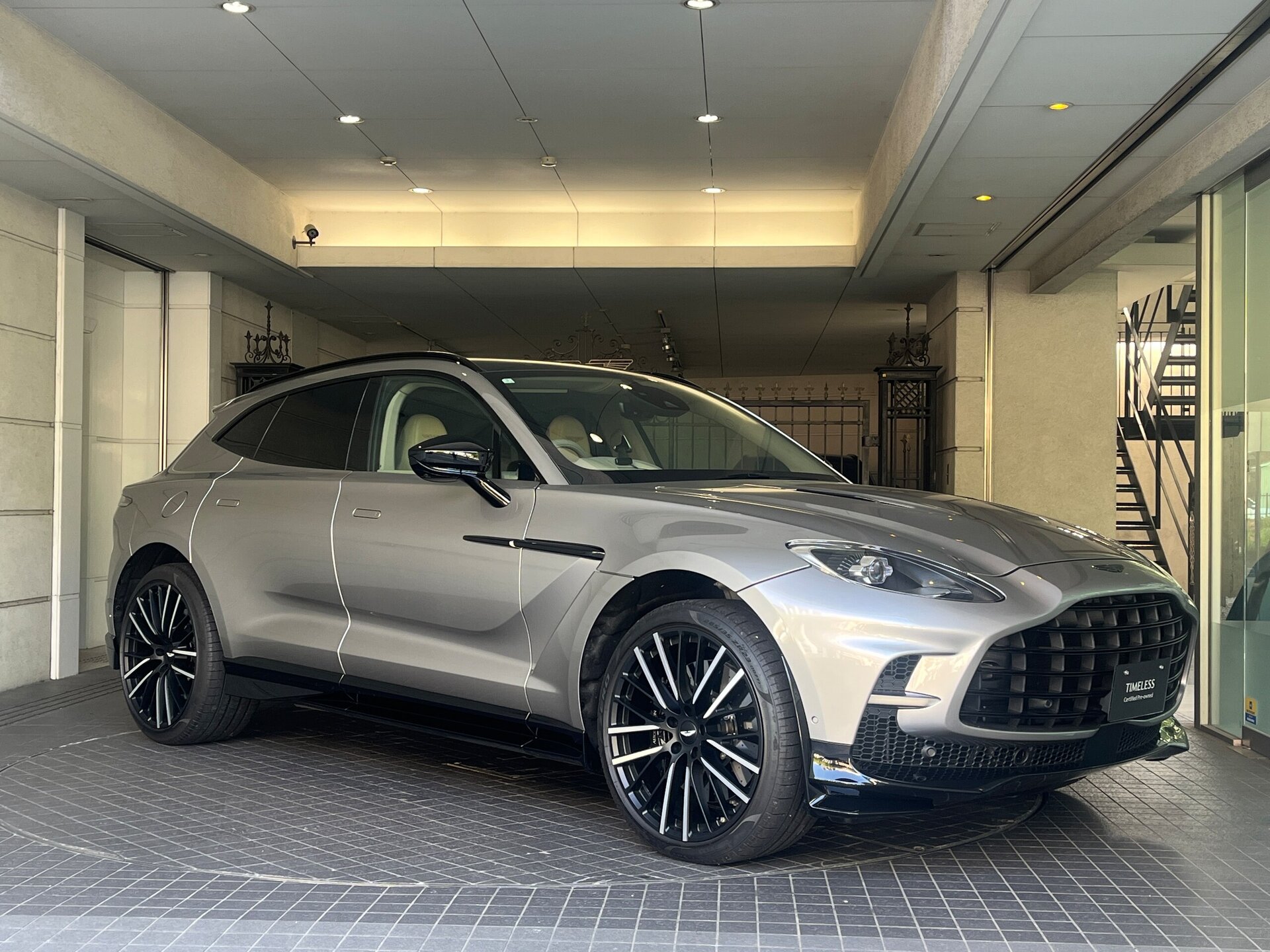 ASTON MARTIN DBX - View 1