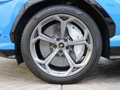 LAMBORGHINI URUS - 8