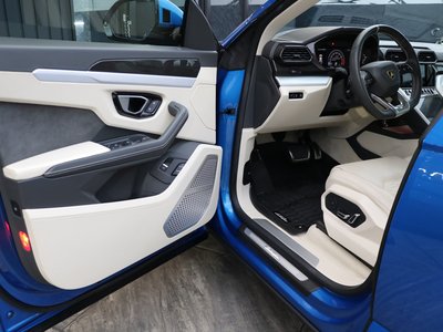 LAMBORGHINI URUS - 10