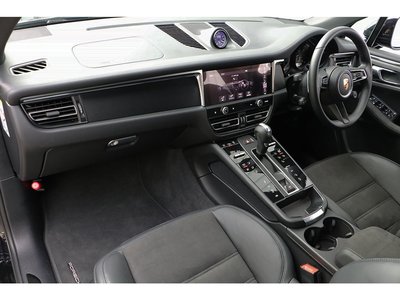 PORSCHE MACAN - 10