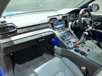 LAMBORGHINI URUS - 2