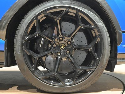 LAMBORGHINI URUS - 4