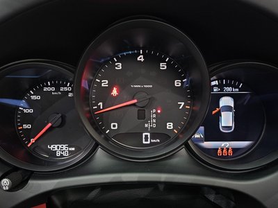 PORSCHE MACAN - 8