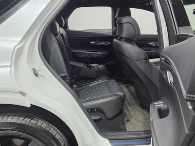 2022 Genesis GV70 — миниатюра 17
