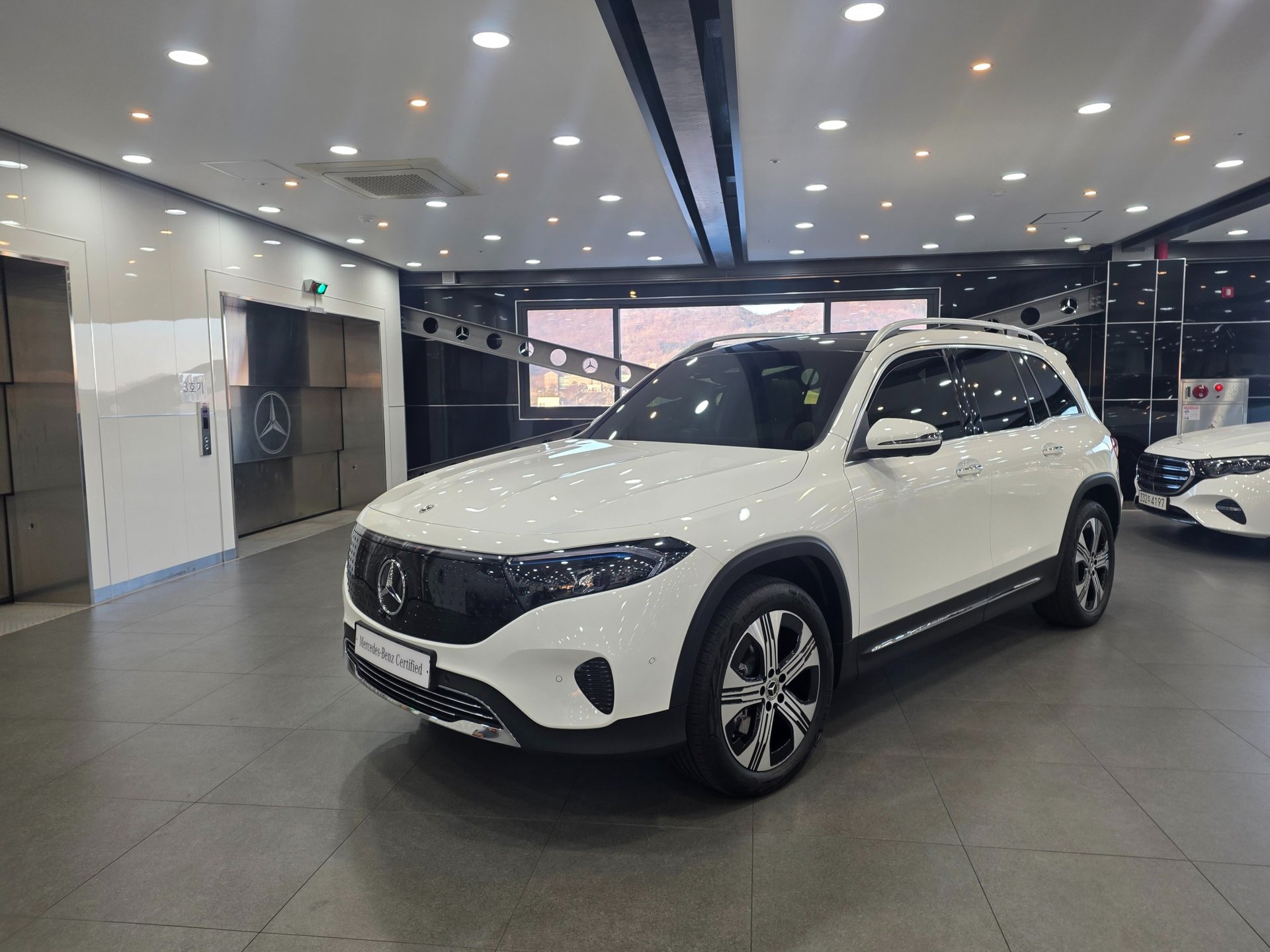 MERCEDES-BENZ EQB - View 1