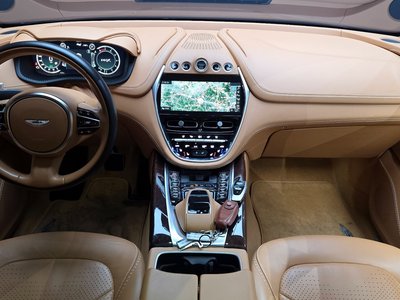 ASTON MARTIN DBX - 5