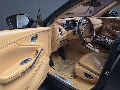 ASTON MARTIN DBX - 10