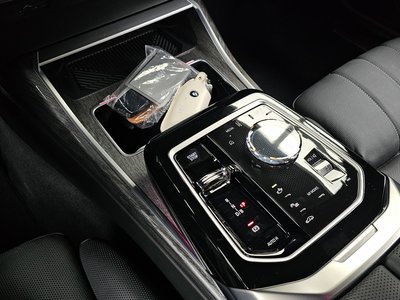 2025 BMW I7 thumbnail 12